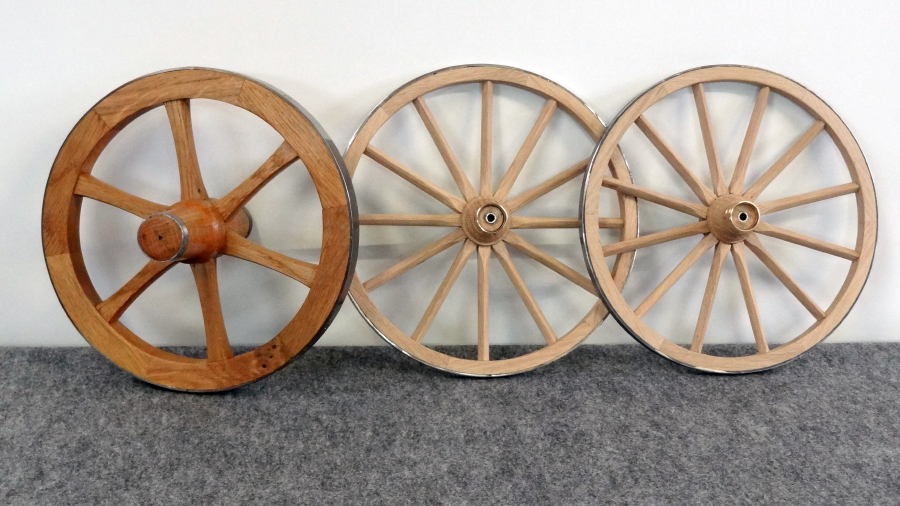 Trois roues en bois serties de métal