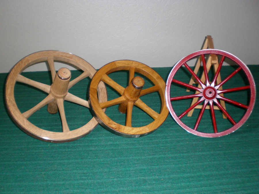 Charronnage de trois roues en bois et métal